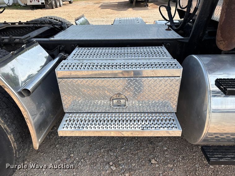 image for item FG0328 1998 International 9200  semi truck