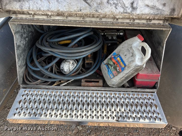 image for item FG0328 1998 International 9200  semi truck