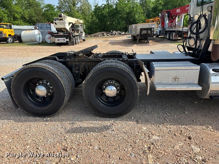 image for item FG0328 1998 International 9200  semi truck