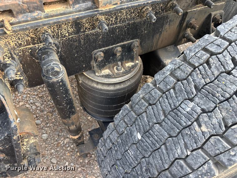 image for item FG0328 1998 International 9200  semi truck