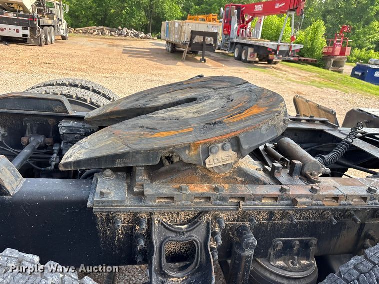 image for item FG0328 1998 International 9200  semi truck