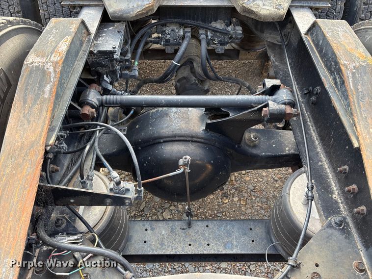 image for item FG0328 1998 International 9200  semi truck
