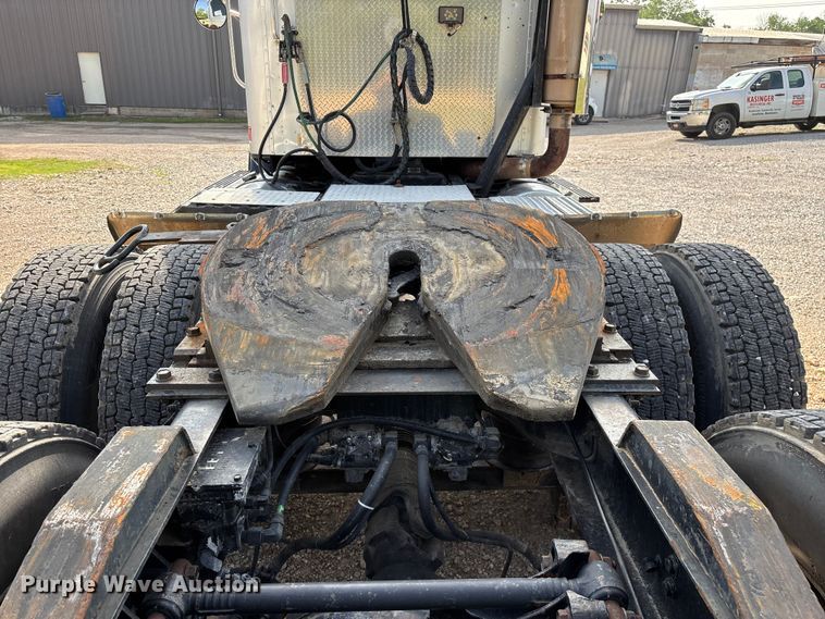 image for item FG0328 1998 International 9200  semi truck