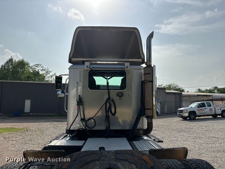 image for item FG0328 1998 International 9200  semi truck