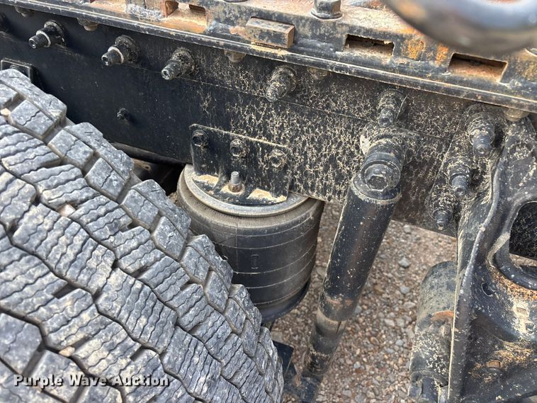 image for item FG0328 1998 International 9200  semi truck