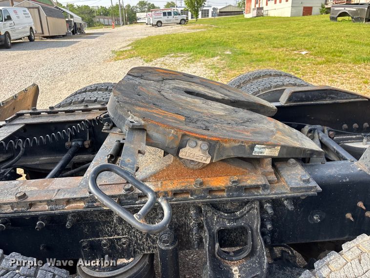 image for item FG0328 1998 International 9200  semi truck