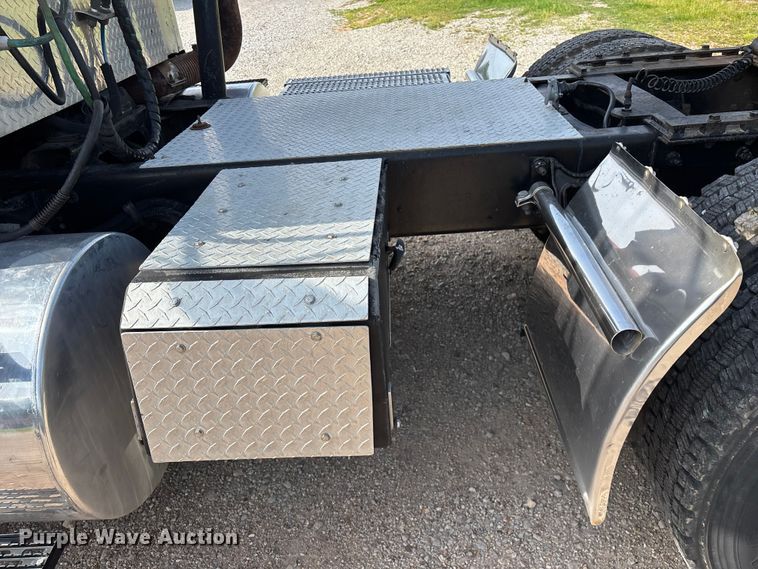 image for item FG0328 1998 International 9200  semi truck