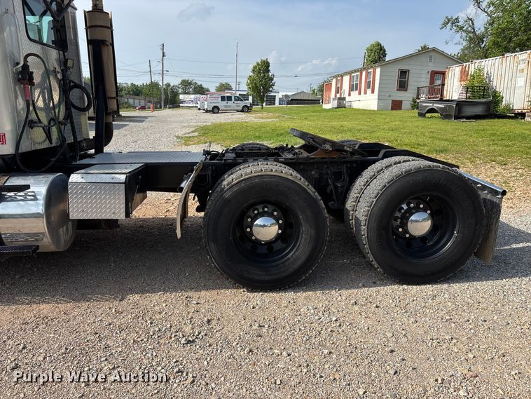 image for item FG0328 1998 International 9200  semi truck