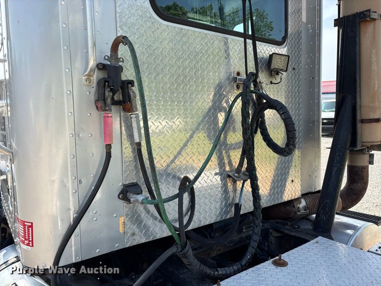 image for item FG0328 1998 International 9200  semi truck