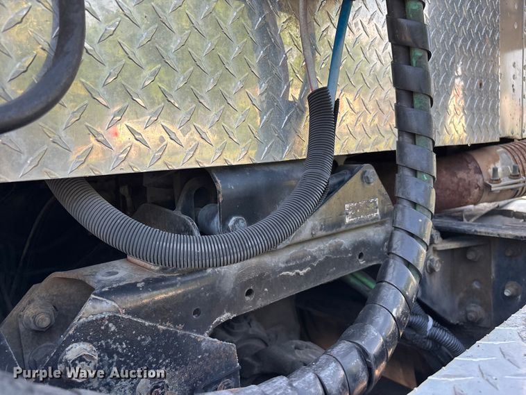 image for item FG0328 1998 International 9200  semi truck