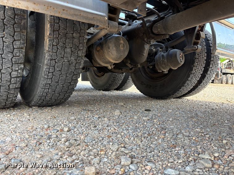 image for item FG0328 1998 International 9200  semi truck