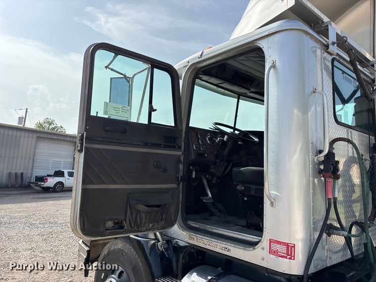 image for item FG0328 1998 International 9200  semi truck