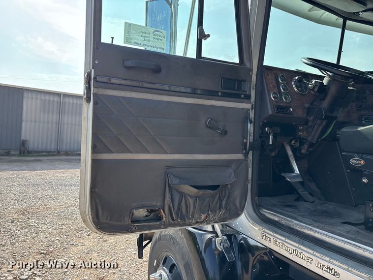 image for item FG0328 1998 International 9200  semi truck