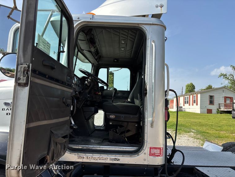 image for item FG0328 1998 International 9200  semi truck