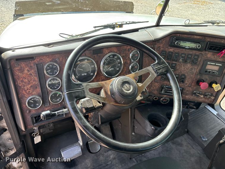 image for item FG0328 1998 International 9200  semi truck