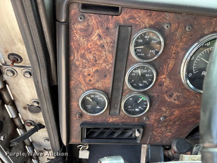 image for item FG0328 1998 International 9200  semi truck