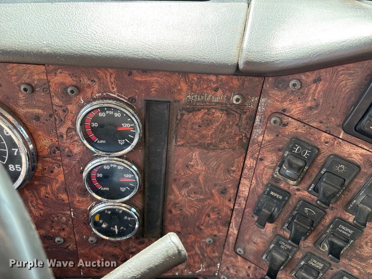 image for item FG0328 1998 International 9200  semi truck