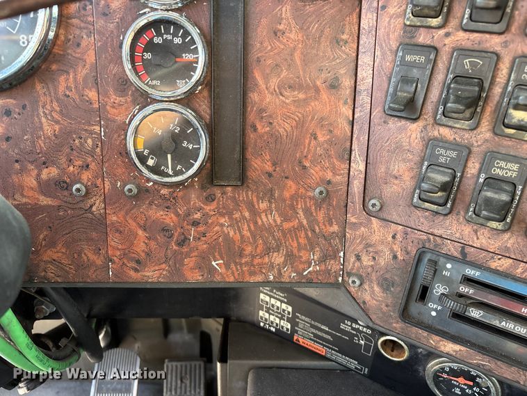 image for item FG0328 1998 International 9200  semi truck