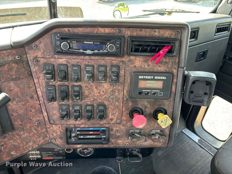 image for item FG0328 1998 International 9200  semi truck