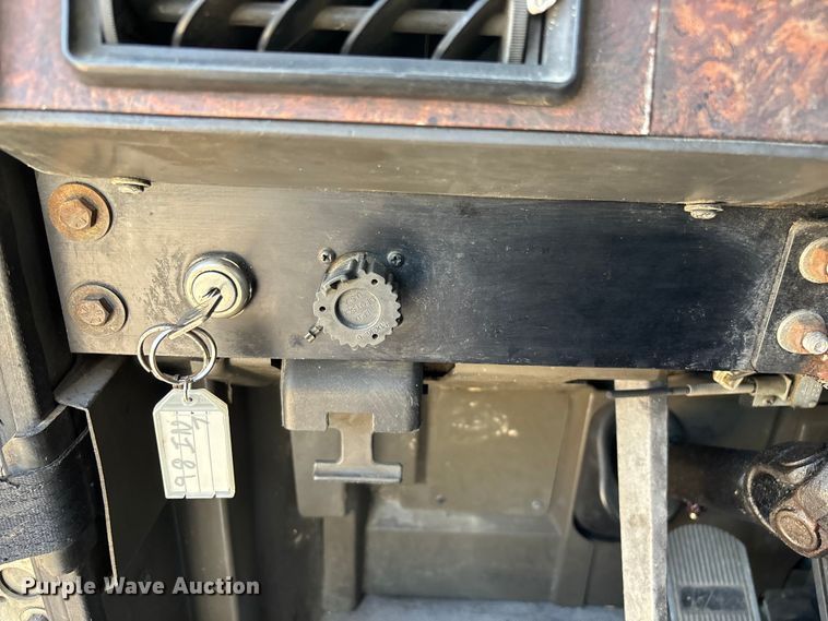 image for item FG0328 1998 International 9200  semi truck