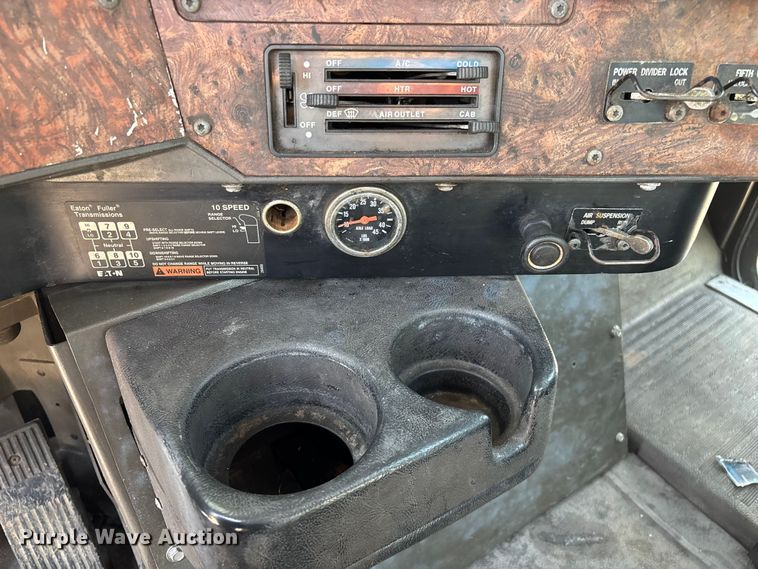 image for item FG0328 1998 International 9200  semi truck
