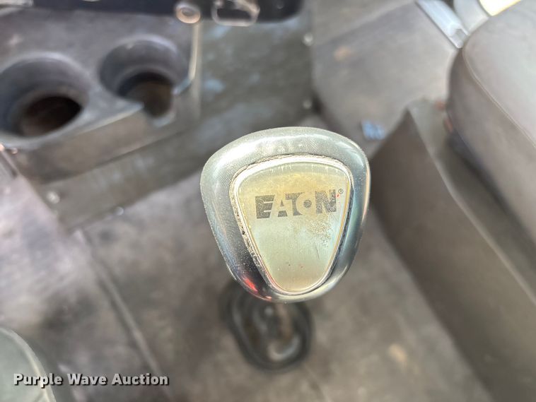 image for item FG0328 1998 International 9200  semi truck