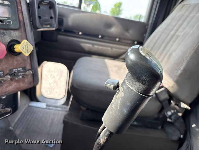 image for item FG0328 1998 International 9200  semi truck