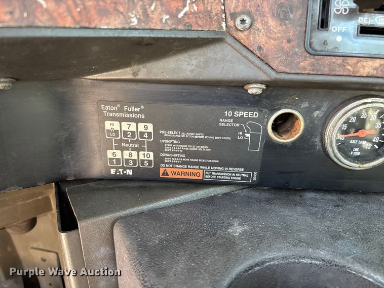 image for item FG0328 1998 International 9200  semi truck