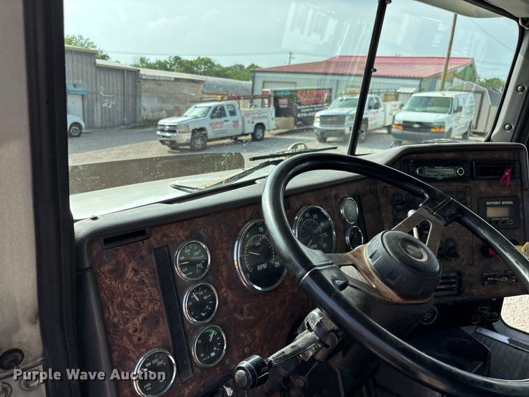 image for item FG0328 1998 International 9200  semi truck