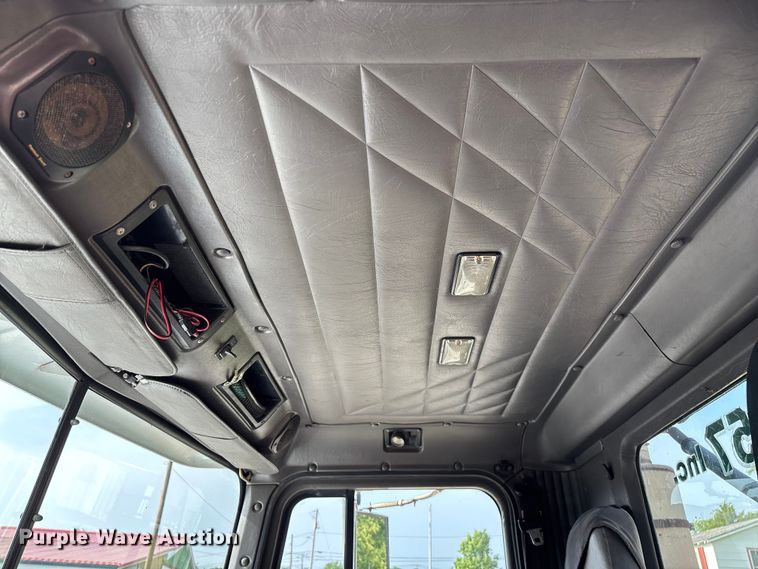 image for item FG0328 1998 International 9200  semi truck
