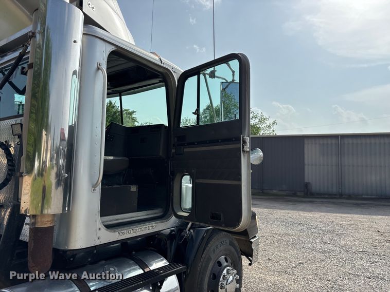 image for item FG0328 1998 International 9200  semi truck