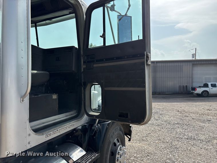 image for item FG0328 1998 International 9200  semi truck