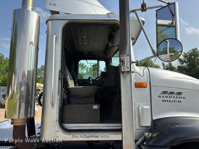 image for item FG0328 1998 International 9200  semi truck