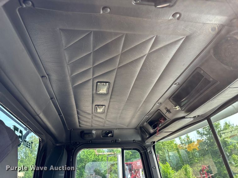 image for item FG0328 1998 International 9200  semi truck