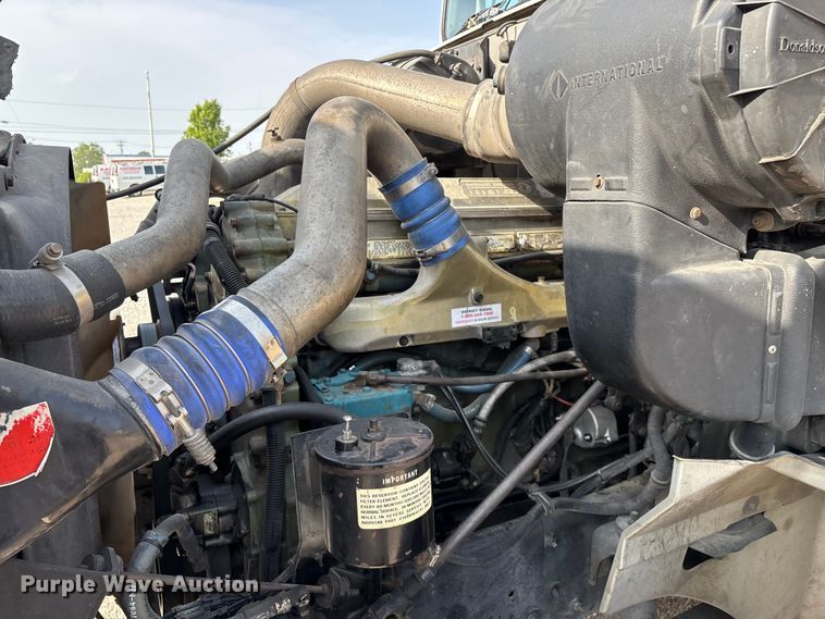 image for item FG0328 1998 International 9200  semi truck