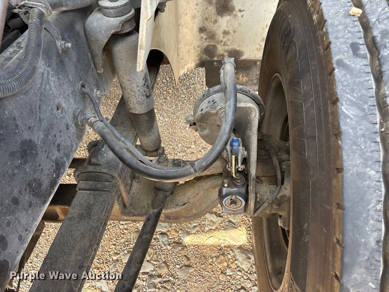 image for item FG0328 1998 International 9200  semi truck