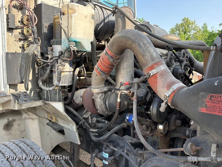 image for item FG0328 1998 International 9200  semi truck