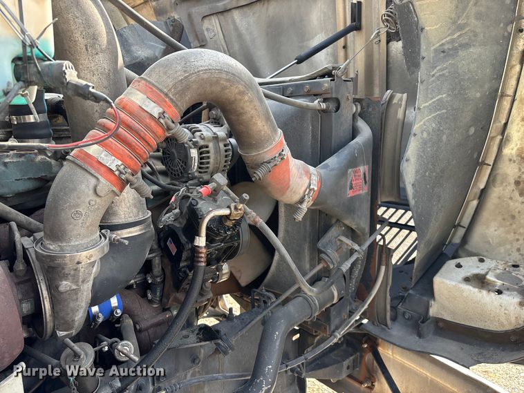 image for item FG0328 1998 International 9200  semi truck