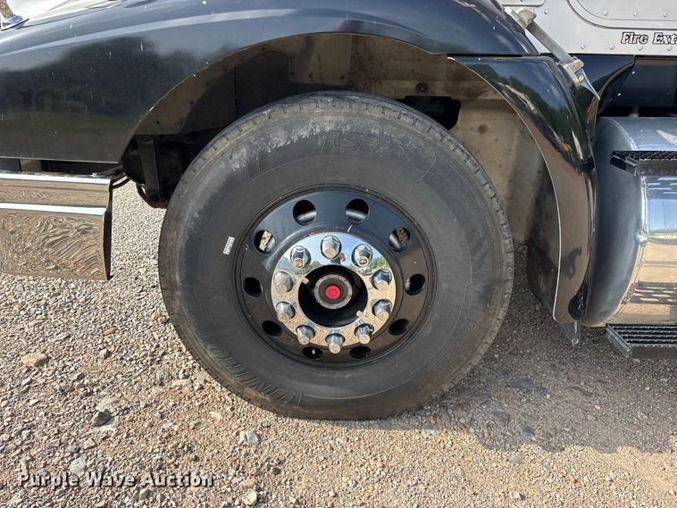 image for item FG0328 1998 International 9200  semi truck