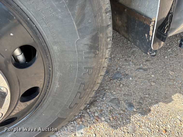 image for item FG0328 1998 International 9200  semi truck