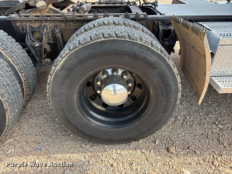 image for item FG0328 1998 International 9200  semi truck