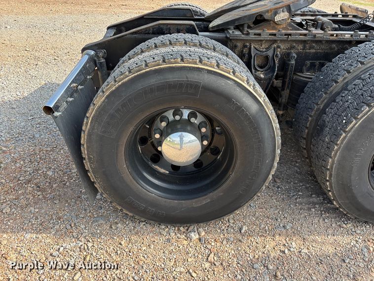 image for item FG0328 1998 International 9200  semi truck