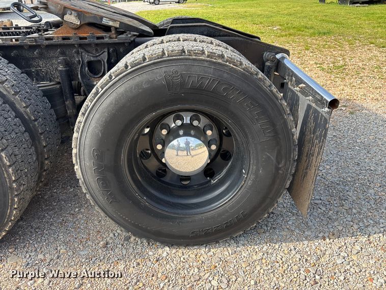 image for item FG0328 1998 International 9200  semi truck