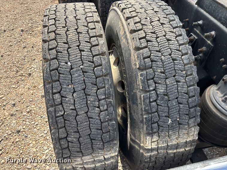 image for item FG0328 1998 International 9200  semi truck