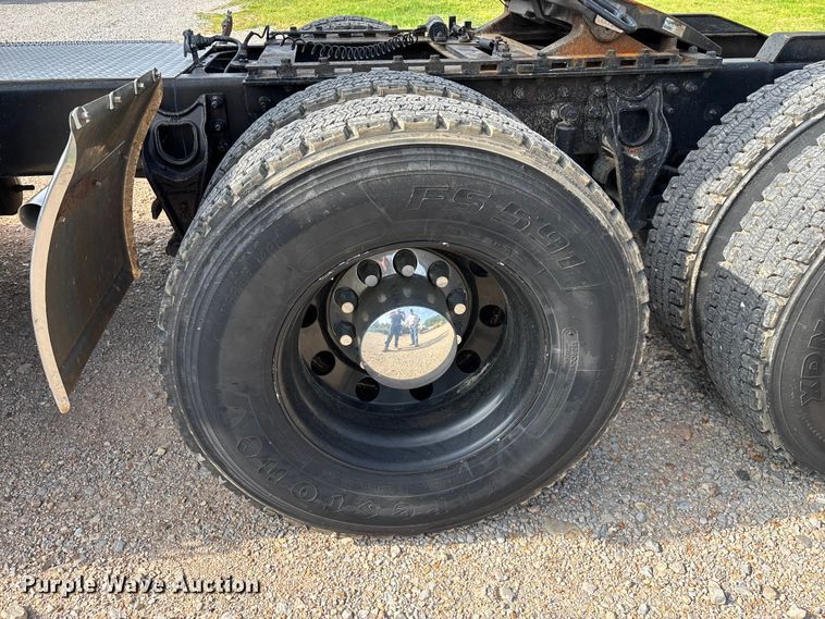 image for item FG0328 1998 International 9200  semi truck