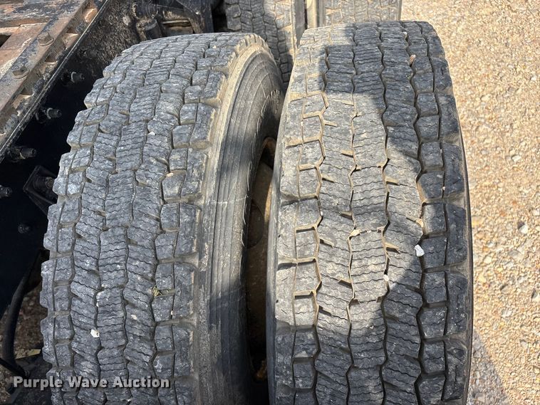 image for item FG0328 1998 International 9200  semi truck