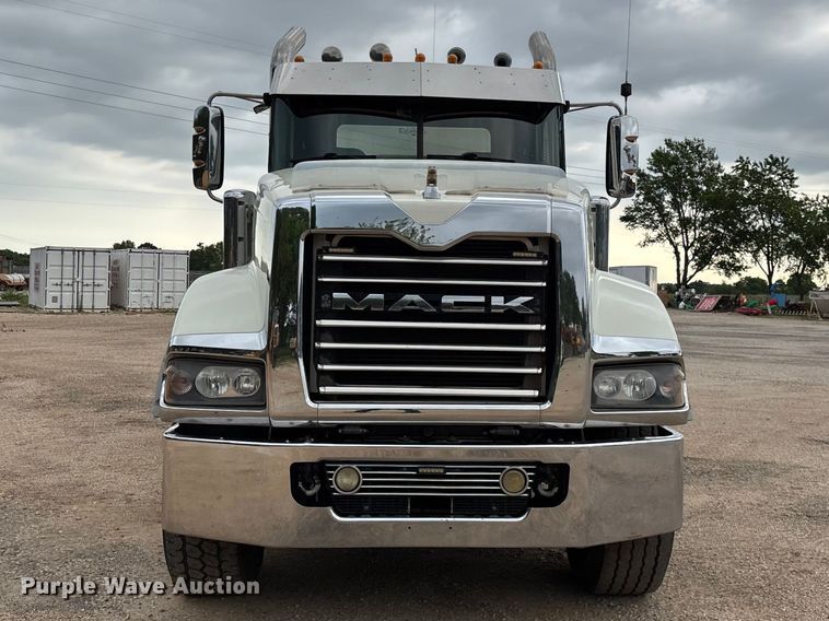 image for item FG0329 2016 Mack Titan TD713  semi truck
