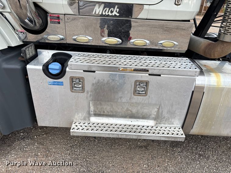 image for item FG0329 2016 Mack Titan TD713  semi truck
