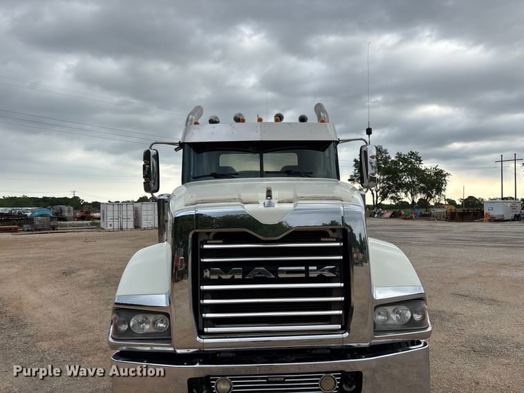 image for item FG0329 2016 Mack Titan TD713  semi truck