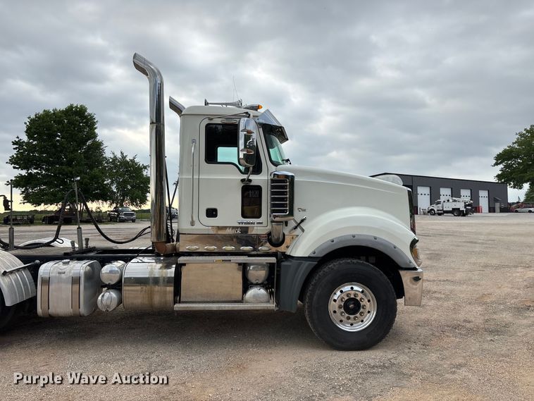 image for item FG0329 2016 Mack Titan TD713  semi truck